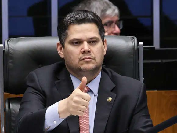 Acolumbre recusa a cumprir ordem judicial do ministro Fux relacionada a Moraes