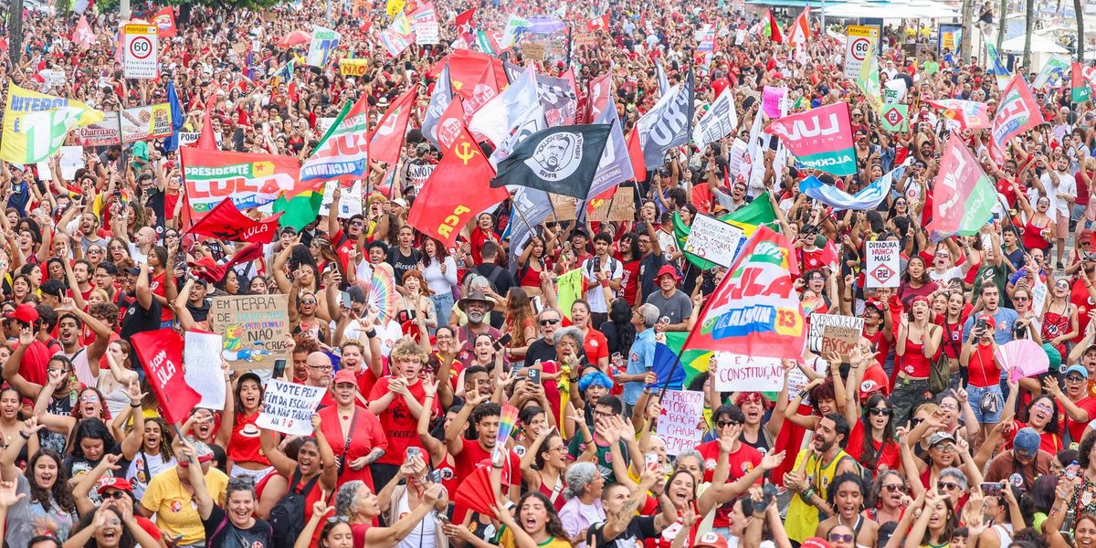 Ato em Copacabana reúne apoiadores de Lula no feriado