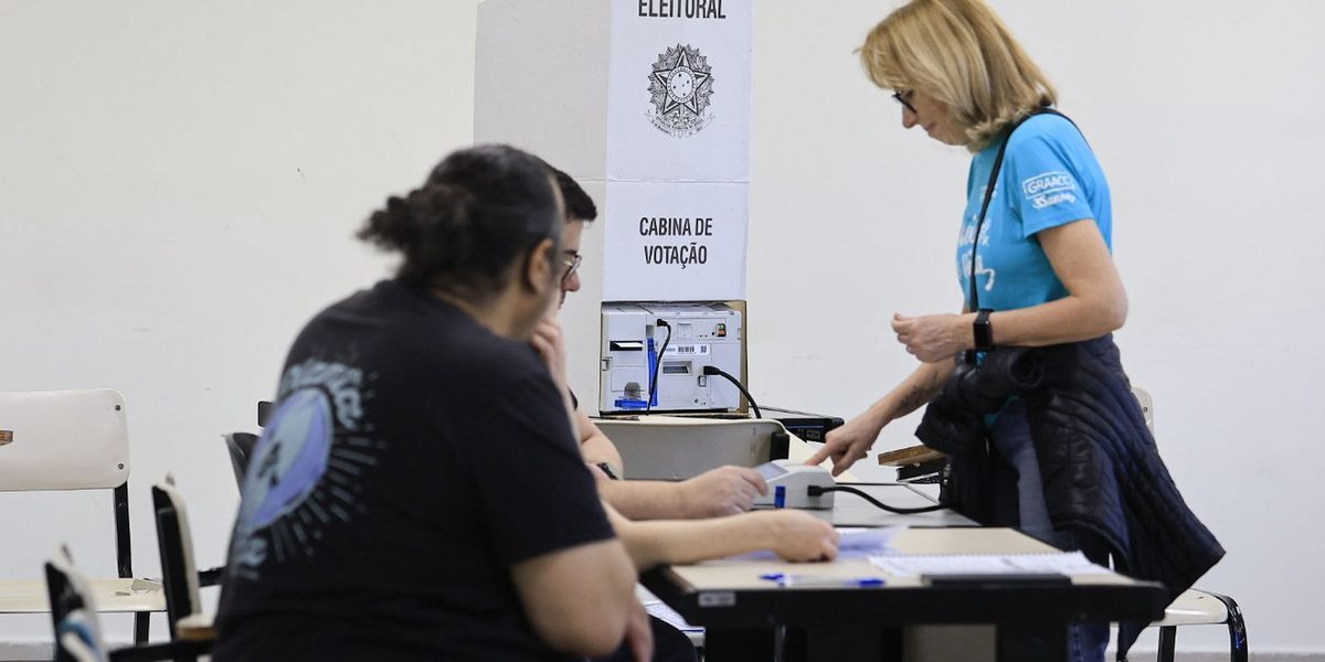 Brasil leva 158,7 milhões de eleitores às urnas neste domingo