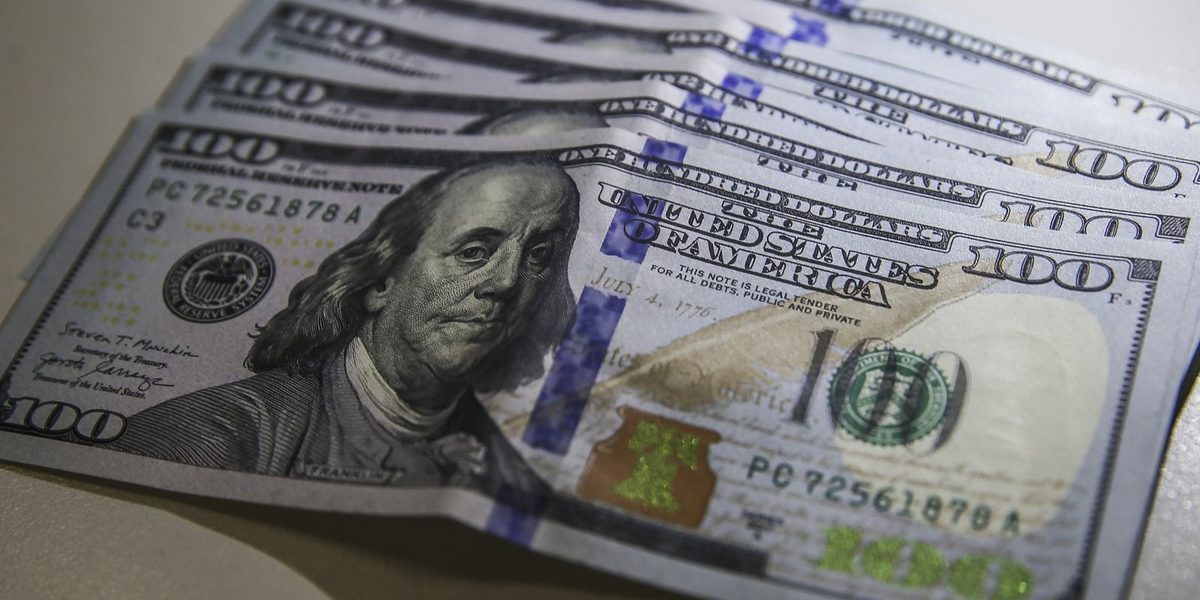 Dólar volta a R$ 5 com juro alto nos EUA e ajuste pós-eleitoral