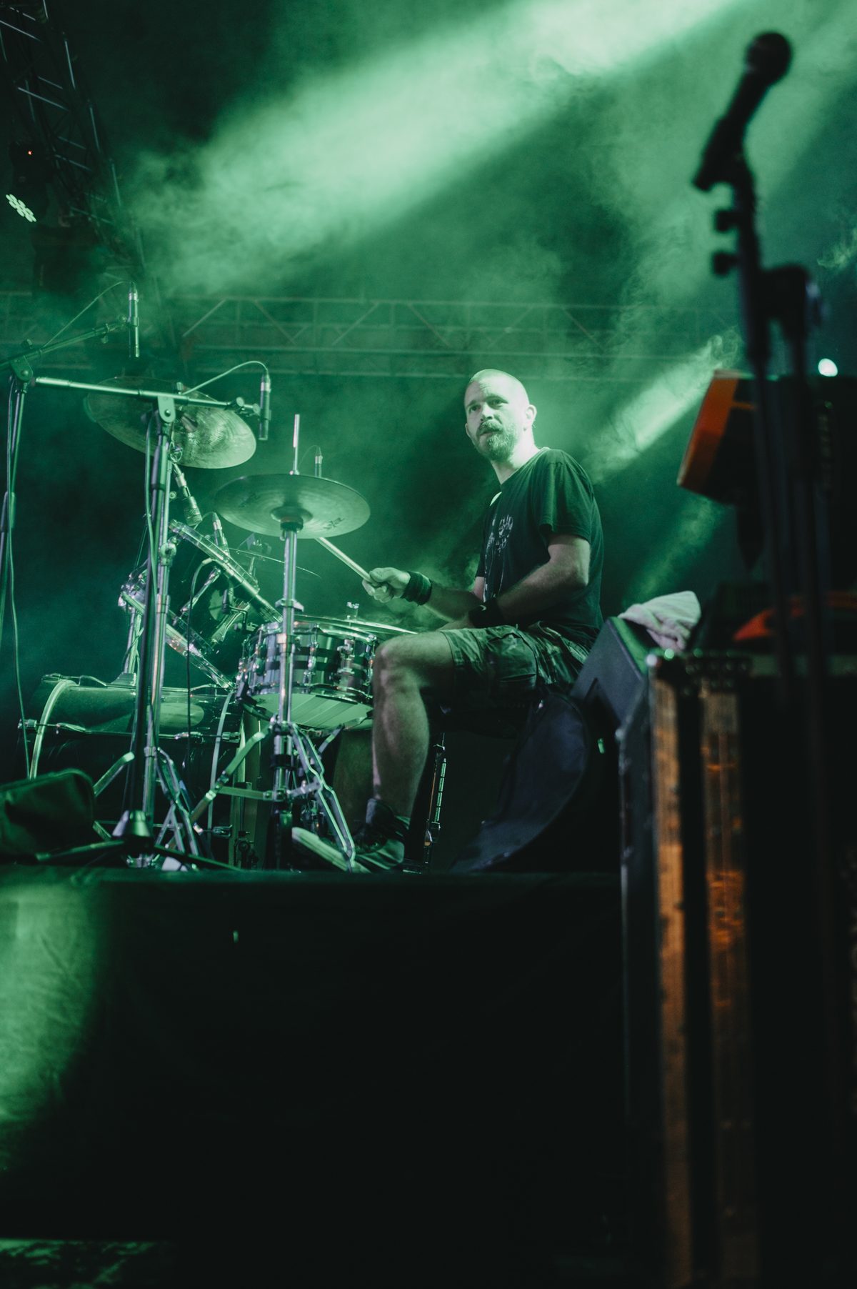 Kneecap estreia no Brasil com rap em irlandês e discurso político