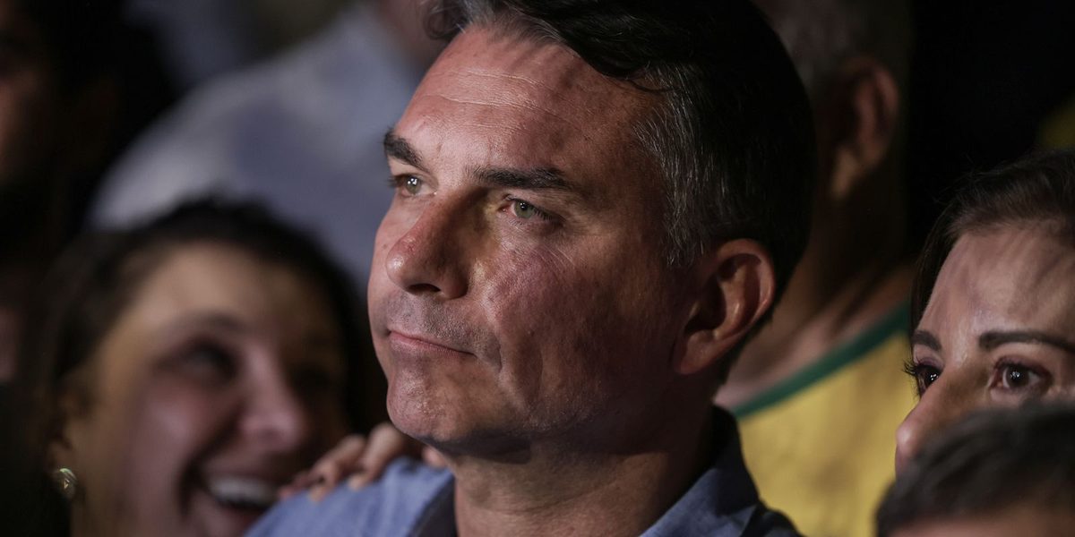 Mendonça multa campanha de Flávio por impulsionar post contra Lula