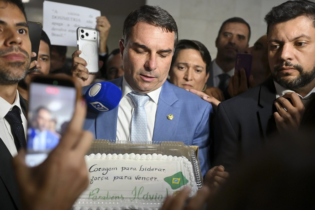 Por que as pesquisas erraram o tamanho do voto em Flávio Bolsonaro