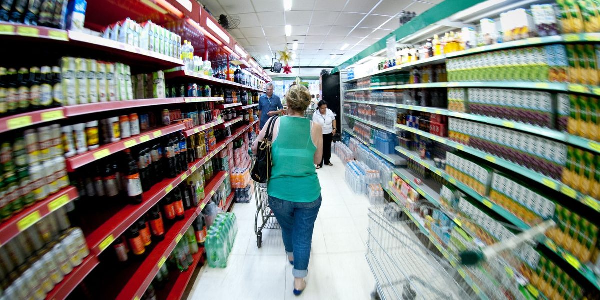 Produção industrial recua 0,6% em agosto e perde ritmo no ano